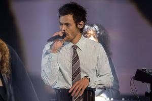 Harry Styles reagiert auf "Queerbaiting"-Vorwürfe mit Kuss