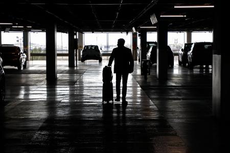 Das Parkhaus einer Autovermietung. Mietwagen werden über Ostern in Deutschland teurer sein als im Vorjahr, in etlichen anderen Ländern jedoch günstiger. (Symbolbild)