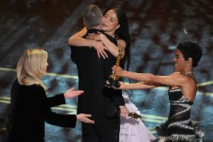 Das Filmteam von "One Battle After Another" auf der Bühne.