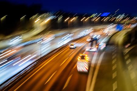 Morgendlicher Autoverkehr auf der A100. Am heutigen Montag (16.03.2026) tagt eine von den Koalitionsfraktionen im Bundestag eingesetzte Taskforce zu den gestiegenen Energiepreisen