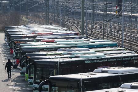 Erneut bleiben Busse und Bahnen wegen eines Warnstreiks in vielen Bundesländern in den Depots. (Archivbild)