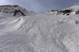 In diesem Winter gibt es ungewöhnlich viele Lawinen wie hier in Tirol. (Archivbild)