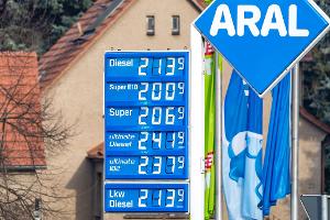 Die Spritpreise pendeln sich langsam auf einem sehr viel höherem Niveau als vor Kriegsbeginn ein. (Archivbild)