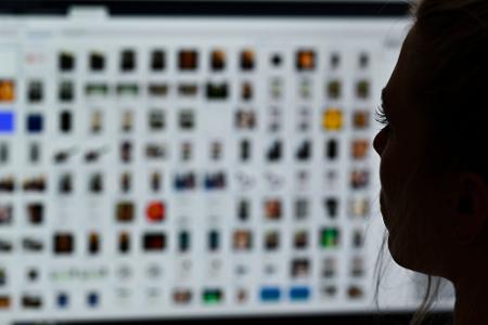 Die Zahl der Beschwerden über kriminelle Inhalte im Internet in Deutschland ist im vergangenen Jahr auf einen neuen Rekordwert gestiegen. (Archivbild)