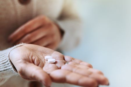Tabletten auf einer Handfläche