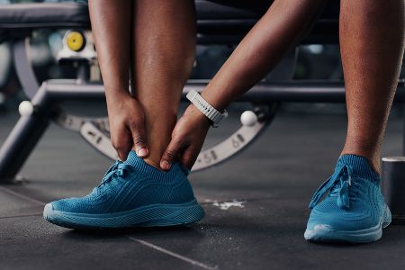 Mann greift sich an sein Bein