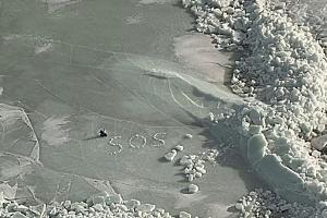 SOS auf dem Eis: Nach dem Einbruch ihres Zeltes ins Eis retten sich zwei Camper mit Mühe und werden nach fünf Stunden per Hubschrauber geborgen.