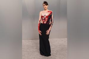 Cara Delevingne setzt auf Sixpack-Illusion bei Oscar-Party