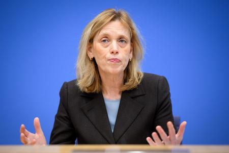 Bildungsministerin Karin Prien erwartet rasch europäische Vorschriften für Tech-Konzerne, um den Zugang von Kindern und Jugendlichen zu sozialen Medien einzuschränken. (Archivbild)