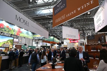 Auf der Weinmesse Prowein ist viel los.