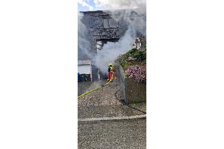 Die eingesetzten Kräfte beim löschen des PKW. (Foto: Feuerwehr Heiligenhaus)