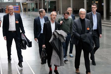 Vertreter der Mineralölkonzerne nahmen an der Sitzung teil.