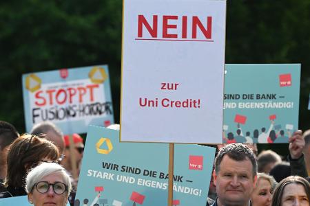 Schon bei der Hauptversammlung 2025 protestierten Commerzbank-Beschäftigte gegen das Vorgehen der Unicredit. (Archivbild)