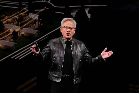 Aus Sicht von Nvidia-Chef Jensen Huang schwächt sich der KI-Boom noch lange nicht ab. (Archivbild)