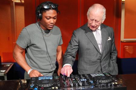 König Charles III. zeigt in Manchester sein Können als DJ