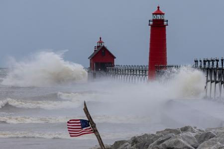 Eine große Welle prallt auf den South Pier in Grand Haven, Michigan.