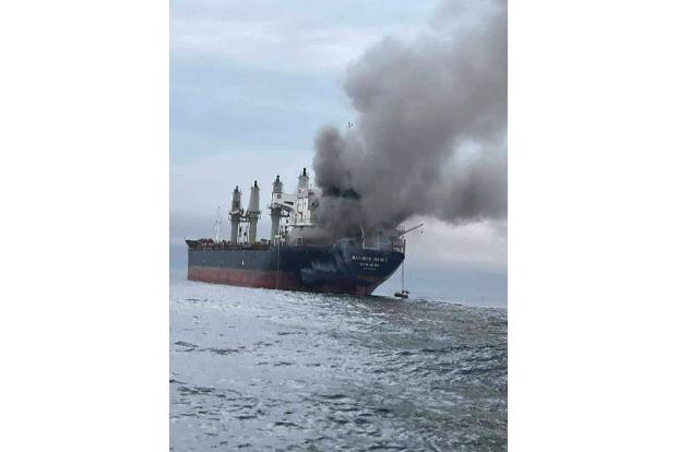 Teils gingen Schiffe in Flammen auf.