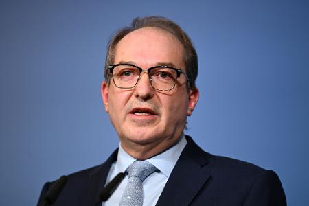 Bundesinnenminister Alexander Dobrindt (CSU) sagt, er wolle das Bundesamt für Verfassungsschutz zu einem echten Geheimdienst machen. (Archivbild)