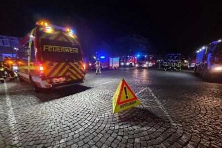 Am neuen Markt stellen sich die alarmierten Einsatzkräfte auf