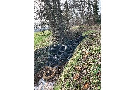 ca. 40 Autorreifen im Wassergraben