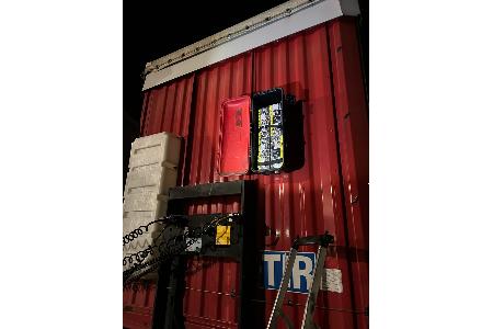 Bildquelle: Hauptzollamt Landshut
Bild: Zigaretten versteckt in einem Staukasten für einen Feuerlöscher