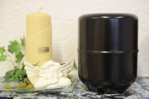 Ein Mann hat für die Rückgabe von mehr als 30 Urnen Lösegeld gefordert. (Symbolbild)