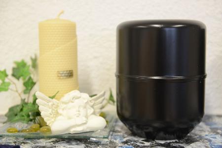 Ein Mann hat für die Rückgabe von mehr als 30 Urnen Lösegeld gefordert. (Symbolbild)