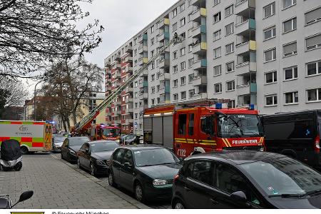 Einsatzkräfte der Feuerwehr München am Einsatzort.
