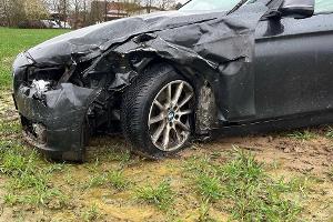 Der BMW schleuderte auf ein angrenzendes Feld. Foto: Polizei Minden-Lübbecke
