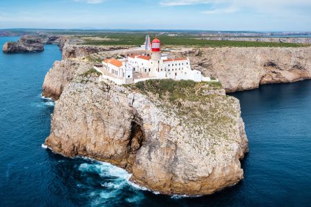 Gebäude thront auf einer Klippe hoch über dem Meer