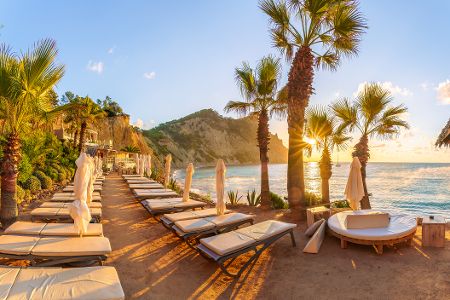 Strand mit Liegen auf Teneriffa