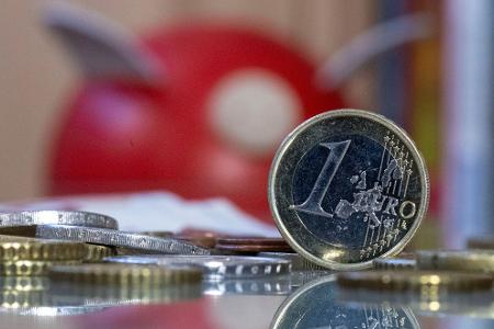 Viele Menschen in Deutschland sparen wie die Weltmeister. Viel Geld liegt auf Tagesgeldkonten, wo es in der Regel wenig Zinsen gibt. (Symbolbild)