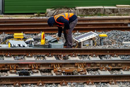Die Deutsche Bahn schiebt einen milliardenschweren Investitionsrückstau vor sich her. (Archivbild)