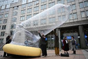 Das Kondom ist mit Luft gefüllt.