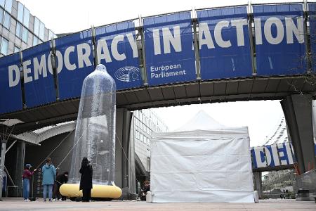 Vor dem EU-Parlament steht ein mit Luft gefülltes Kondom. 