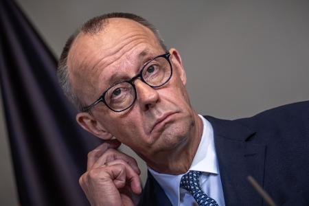 Klare Worte, keinen diplomatischen Floskeln: Kanzler Friedrich Merz (CDU) äußert sich bei einem Treffen mit seinem niederländischen Amtskollegen zu den Forderungen von US-Präsident Donald Trump nach Nato-Unterstützung zur Sicherung der Schifffahrt durch die Straße von Hormus.