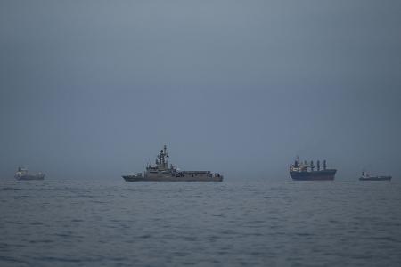 Als Folge des Iran-Krieges ist die für Öllieferungen wichtige Straße von Hormus nahezu blockiert. Hier patrouilliert ein Marine-Schiff der Vereinigten Arabischen Emirate neben Frachtschiffen und Öltankern dort.