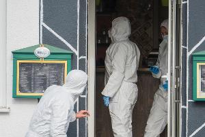 Beamte der Spurensicherung arbeiten in dem Lokal in Raunheim.