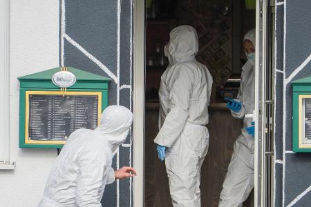 Beamte der Spurensicherung arbeiten in dem Lokal in Raunheim.