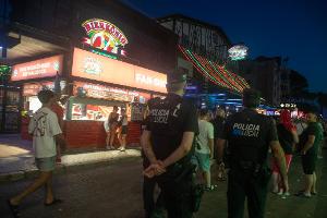 Ein deutscher Tourist ist auf Mallorca von zwei mutmaßlich ebenfalls deutschen Angreifern bei einem Raubüberfall mit einem Messer verletzt worden. (Archiv-Bild)