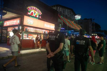 Ein deutscher Tourist ist auf Mallorca von zwei mutmaßlich ebenfalls deutschen Angreifern bei einem Raubüberfall mit einem Messer verletzt worden. (Archiv-Bild)