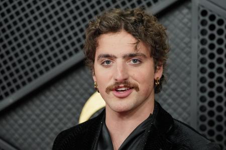 Popstar Benson Boone gehört zu den Promis der letzten Jahre, die den Oberlippenbart-Hype befeuerten. (Archivbild)