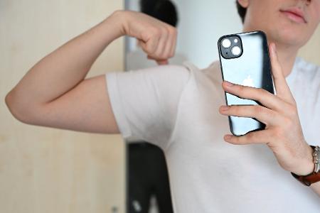 Was auf Tiktok als sexy gilt, ist ganz unterschiedlich: So können auch normale Aufgaben wie Kochen oder Holz hacken sexualisiert werden. (Symbolbild)