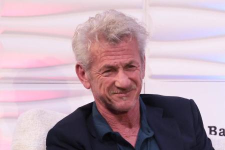 Sean Penn erhält symbolischen Oscar aus ukrainischem Kriegsmetall