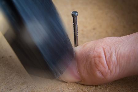 Hammer meets Finger: Autsch!