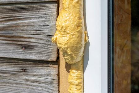 Herausquellender Bauschaum