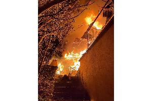 Eine Gartenhütte im Vollbrand