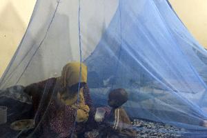 Kindersterblichkeit kann mit einfachen Mitteln bekämpft werden - wie etwa Moskitonetzen. (Archivbild)