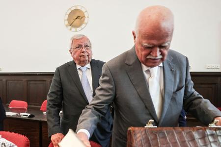 Sein letzter Auftritt im Gerichtssaal: Christian Olearius (links) im Bonner Landgericht im Juni 2024. Im Vordergrund sein Verteidiger, der frühere CSU-Bundestagsabgeordnete Peter Gauweiler. 