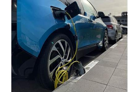 Rheinmetall Ladebordstein Elektroauto laden Bordsteinkante